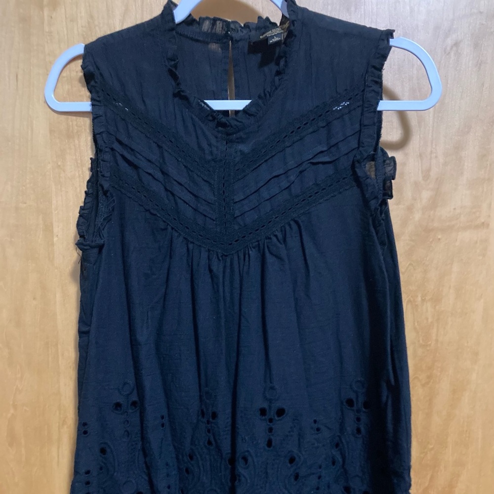 SUZANNE BETRO Sleeveless Eyelet Lace Blouse